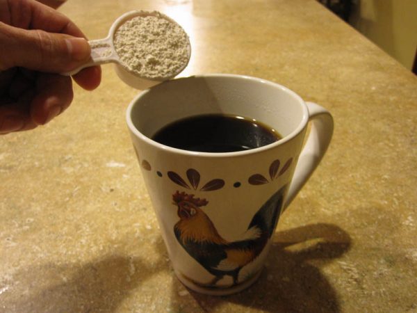 diatomaceous-earth-poured-in-coffee